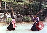 Standbild Junge japanische Frauen zeigen klassische Formen der Naginata-Selbstverteidigung Kyoto Japan, 1946, aus Sekunde 25 historischem Filmmaterial Videoclip 65675060732