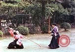 Standbild Junge japanische Frauen zeigen klassische Formen der Naginata-Selbstverteidigung Kyoto Japan, 1946, aus Sekunde 26 historischem Filmmaterial Videoclip 65675060732