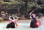 Standbild Junge japanische Frauen zeigen klassische Formen der Naginata-Selbstverteidigung Kyoto Japan, 1946, aus Sekunde 27 historischem Filmmaterial Videoclip 65675060732