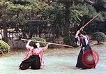 Standbild Junge japanische Frauen zeigen klassische Formen der Naginata-Selbstverteidigung Kyoto Japan, 1946, aus Sekunde 28 historischem Filmmaterial Videoclip 65675060732