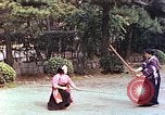 Standbild Junge japanische Frauen zeigen klassische Formen der Naginata-Selbstverteidigung Kyoto Japan, 1946, aus Sekunde 29 historischem Filmmaterial Videoclip 65675060732