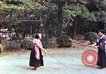 Standbild Junge japanische Frauen zeigen klassische Formen der Naginata-Selbstverteidigung Kyoto Japan, 1946, aus Sekunde 30 historischem Filmmaterial Videoclip 65675060732