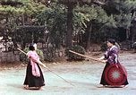 Standbild Junge japanische Frauen zeigen klassische Formen der Naginata-Selbstverteidigung Kyoto Japan, 1946, aus Sekunde 31 historischem Filmmaterial Videoclip 65675060732