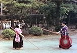 Standbild Junge japanische Frauen zeigen klassische Formen der Naginata-Selbstverteidigung Kyoto Japan, 1946, aus Sekunde 32 historischem Filmmaterial Videoclip 65675060732