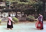 Standbild Junge japanische Frauen zeigen klassische Formen der Naginata-Selbstverteidigung Kyoto Japan, 1946, aus Sekunde 33 historischem Filmmaterial Videoclip 65675060732