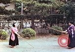 Standbild Junge japanische Frauen zeigen klassische Formen der Naginata-Selbstverteidigung Kyoto Japan, 1946, aus Sekunde 34 historischem Filmmaterial Videoclip 65675060732