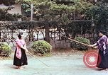 Standbild Junge japanische Frauen zeigen klassische Formen der Naginata-Selbstverteidigung Kyoto Japan, 1946, aus Sekunde 35 historischem Filmmaterial Videoclip 65675060732