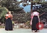 Standbild Junge japanische Frauen zeigen klassische Formen der Naginata-Selbstverteidigung Kyoto Japan, 1946, aus Sekunde 36 historischem Filmmaterial Videoclip 65675060732
