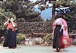Standbild Junge japanische Frauen zeigen klassische Formen der Naginata-Selbstverteidigung Kyoto Japan, 1946, aus Sekunde 37 historischem Filmmaterial Videoclip 65675060732