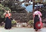 Standbild Junge japanische Frauen zeigen klassische Formen der Naginata-Selbstverteidigung Kyoto Japan, 1946, aus Sekunde 38 historischem Filmmaterial Videoclip 65675060732