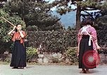 Standbild Junge japanische Frauen zeigen klassische Formen der Naginata-Selbstverteidigung Kyoto Japan, 1946, aus Sekunde 39 historischem Filmmaterial Videoclip 65675060732