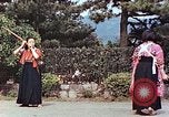Standbild Junge japanische Frauen zeigen klassische Formen der Naginata-Selbstverteidigung Kyoto Japan, 1946, aus Sekunde 40 historischem Filmmaterial Videoclip 65675060732