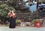 Standbild Junge japanische Frauen zeigen klassische Formen der Naginata-Selbstverteidigung Kyoto Japan, 1946, aus Sekunde 41 historischem Filmmaterial Videoclip 65675060732