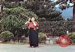 Standbild Junge japanische Frauen zeigen klassische Formen der Naginata-Selbstverteidigung Kyoto Japan, 1946, aus Sekunde 42 historischem Filmmaterial Videoclip 65675060732