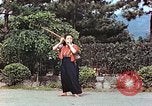 Standbild Junge japanische Frauen zeigen klassische Formen der Naginata-Selbstverteidigung Kyoto Japan, 1946, aus Sekunde 43 historischem Filmmaterial Videoclip 65675060732