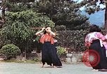 Standbild Junge japanische Frauen zeigen klassische Formen der Naginata-Selbstverteidigung Kyoto Japan, 1946, aus Sekunde 44 historischem Filmmaterial Videoclip 65675060732