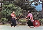 Standbild Junge japanische Frauen zeigen klassische Formen der Naginata-Selbstverteidigung Kyoto Japan, 1946, aus Sekunde 45 historischem Filmmaterial Videoclip 65675060732