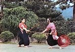 Standbild Junge japanische Frauen zeigen klassische Formen der Naginata-Selbstverteidigung Kyoto Japan, 1946, aus Sekunde 46 historischem Filmmaterial Videoclip 65675060732