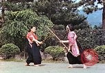 Standbild Junge japanische Frauen zeigen klassische Formen der Naginata-Selbstverteidigung Kyoto Japan, 1946, aus Sekunde 47 historischem Filmmaterial Videoclip 65675060732