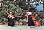 Standbild Junge japanische Frauen zeigen klassische Formen der Naginata-Selbstverteidigung Kyoto Japan, 1946, aus Sekunde 48 historischem Filmmaterial Videoclip 65675060732