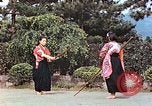 Standbild Junge japanische Frauen zeigen klassische Formen der Naginata-Selbstverteidigung Kyoto Japan, 1946, aus Sekunde 49 historischem Filmmaterial Videoclip 65675060732