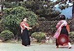 Standbild Junge japanische Frauen zeigen klassische Formen der Naginata-Selbstverteidigung Kyoto Japan, 1946, aus Sekunde 50 historischem Filmmaterial Videoclip 65675060732