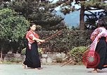 Standbild Junge japanische Frauen zeigen klassische Formen der Naginata-Selbstverteidigung Kyoto Japan, 1946, aus Sekunde 51 historischem Filmmaterial Videoclip 65675060732