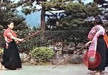 Standbild Junge japanische Frauen zeigen klassische Formen der Naginata-Selbstverteidigung Kyoto Japan, 1946, aus Sekunde 52 historischem Filmmaterial Videoclip 65675060732