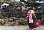 Standbild Junge japanische Frauen zeigen klassische Formen der Naginata-Selbstverteidigung Kyoto Japan, 1946, aus Sekunde 53 historischem Filmmaterial Videoclip 65675060732