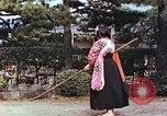 Standbild Junge japanische Frauen zeigen klassische Formen der Naginata-Selbstverteidigung Kyoto Japan, 1946, aus Sekunde 54 historischem Filmmaterial Videoclip 65675060732
