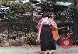 Standbild Junge japanische Frauen zeigen klassische Formen der Naginata-Selbstverteidigung Kyoto Japan, 1946, aus Sekunde 55 historischem Filmmaterial Videoclip 65675060732