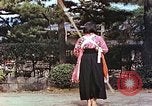 Standbild Junge japanische Frauen zeigen klassische Formen der Naginata-Selbstverteidigung Kyoto Japan, 1946, aus Sekunde 56 historischem Filmmaterial Videoclip 65675060732