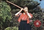 Standbild Junge japanische Frauen zeigen klassische Formen der Naginata-Selbstverteidigung Kyoto Japan, 1946, aus Sekunde 57 historischem Filmmaterial Videoclip 65675060732