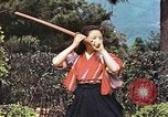 Standbild Junge japanische Frauen zeigen klassische Formen der Naginata-Selbstverteidigung Kyoto Japan, 1946, aus Sekunde 58 historischem Filmmaterial Videoclip 65675060732