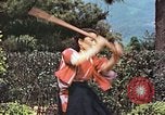 Standbild Junge japanische Frauen zeigen klassische Formen der Naginata-Selbstverteidigung Kyoto Japan, 1946, aus Sekunde 59 historischem Filmmaterial Videoclip 65675060732