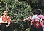 Standbild Junge japanische Frauen zeigen klassische Formen der Naginata-Selbstverteidigung Kyoto Japan, 1946, aus Sekunde 60 historischem Filmmaterial Videoclip 65675060732
