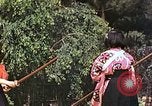 Standbild Junge japanische Frauen zeigen klassische Formen der Naginata-Selbstverteidigung Kyoto Japan, 1946, aus Sekunde 61 historischem Filmmaterial Videoclip 65675060732