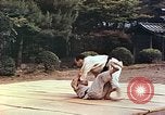 Standbild Judo Übung Japan, 1946, aus Sekunde 27 historischem Filmmaterial Videoclip 65675060737