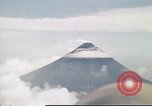 Standbild Mayon Vulkan umgeben von Wolken emitting Rauchwolke Luzon Philippinen, 1941, aus Sekunde 4 historischem Filmmaterial Videoclip 65675060829