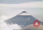Standbild Mayon Vulkan umgeben von Wolken emitting Rauchwolke Luzon Philippinen, 1941, aus Sekunde 7 historischem Filmmaterial Videoclip 65675060829