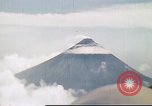 Standbild Mayon Vulkan umgeben von Wolken emitting Rauchwolke Luzon Philippinen, 1941, aus Sekunde 8 historischem Filmmaterial Videoclip 65675060829