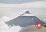 Standbild Mayon Vulkan umgeben von Wolken emitting Rauchwolke Luzon Philippinen, 1941, aus Sekunde 10 historischem Filmmaterial Videoclip 65675060829