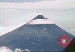 Standbild Mayon Vulkan umgeben von Wolken emitting Rauchwolke Luzon Philippinen, 1941, aus Sekunde 13 historischem Filmmaterial Videoclip 65675060829