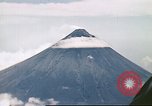 Standbild Mayon Vulkan umgeben von Wolken emitting Rauchwolke Luzon Philippinen, 1941, aus Sekunde 14 historischem Filmmaterial Videoclip 65675060829
