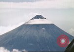 Standbild Mayon Vulkan umgeben von Wolken emitting Rauchwolke Luzon Philippinen, 1941, aus Sekunde 15 historischem Filmmaterial Videoclip 65675060829