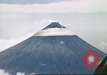 Standbild Mayon Vulkan umgeben von Wolken emitting Rauchwolke Luzon Philippinen, 1941, aus Sekunde 16 historischem Filmmaterial Videoclip 65675060829