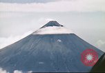Standbild Mayon Vulkan umgeben von Wolken emitting Rauchwolke Luzon Philippinen, 1941, aus Sekunde 17 historischem Filmmaterial Videoclip 65675060829