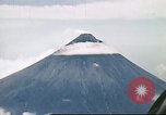 Standbild Mayon Vulkan umgeben von Wolken emitting Rauchwolke Luzon Philippinen, 1941, aus Sekunde 18 historischem Filmmaterial Videoclip 65675060829