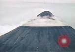 Standbild Mayon Vulkan umgeben von Wolken emitting Rauchwolke Luzon Philippinen, 1941, aus Sekunde 19 historischem Filmmaterial Videoclip 65675060829