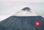 Standbild Mayon Vulkan umgeben von Wolken emitting Rauchwolke Luzon Philippinen, 1941, aus Sekunde 20 historischem Filmmaterial Videoclip 65675060829